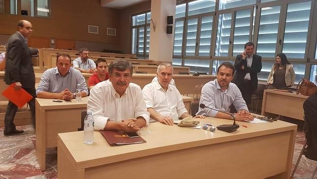 Διακρίνονται στην μπροστινή σειρά από αριστερά ο Πρόεδρος του Οικονομικού Επιμελητηρίου Θράκης κ. Μενέλαος Μαλτέζος, ο Πρόεδρος του ΤΕΕ-Θράκης κ. Δημήτριος Λουρίκας και ο Αντιπεριφερειάρχης Ροδόπης κ. Νικόλαος Τσαλικίδης